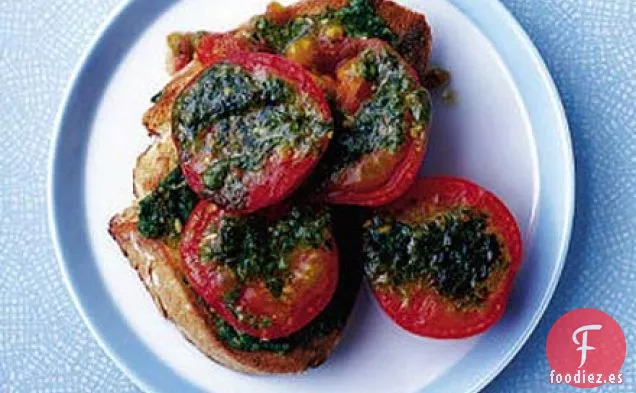 Tomates pesto a la parrilla en tostadas