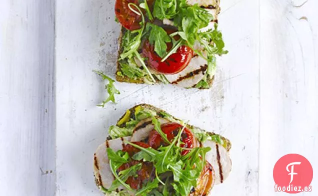 Sarpullidos ahumados y tomates en tostadas