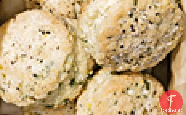 Galletas de Suero de Mantequilla con Cebollas Verdes, Pimienta Negra y Sal Marina