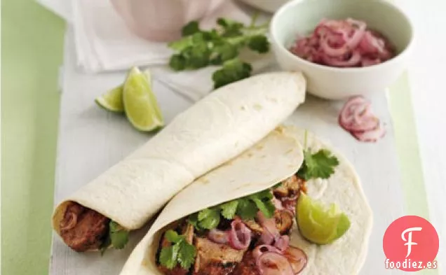 Lomo de cerdo con salsa de chipotle y cebollas rojas en escabeche