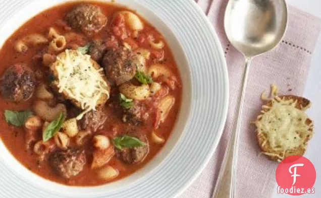 Sopa de pasta y albóndigas con croutones de queso