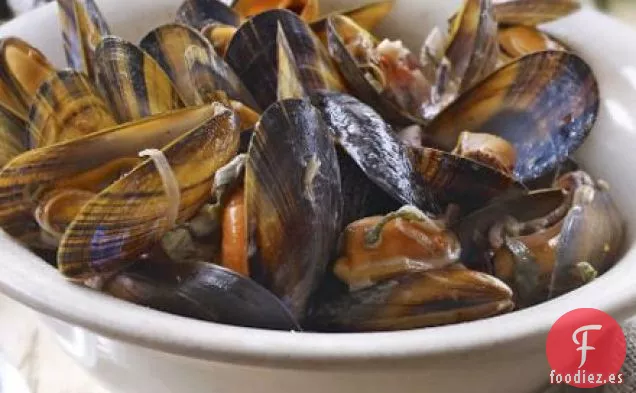 Mejillones con cebolla roja, sidra y crema fresca