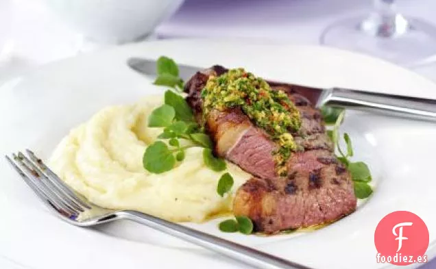 Bistec a la plancha con berros, avellanas y pesto de chile rojo