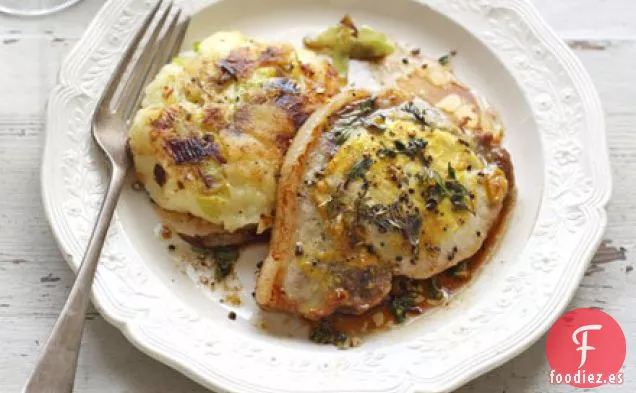 Chuletas de cerdo con pasteles de puerro y burbujas