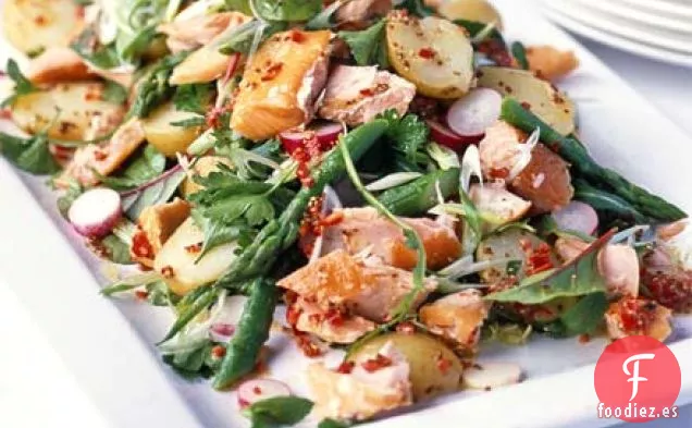 Ensalada de salmón ahumado caliente con aderezo de limón y chile