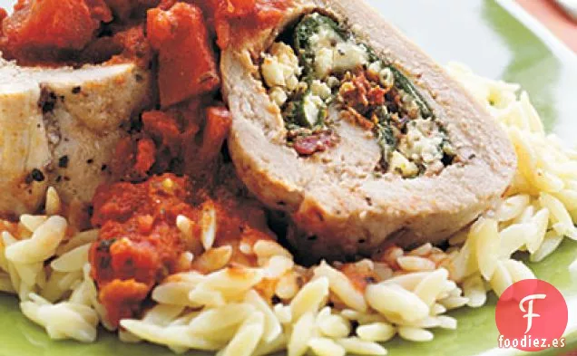Lomo de Cerdo Relleno de Espinacas, Pesto y Queso Feta con Salsa de Tomate Gruesa
