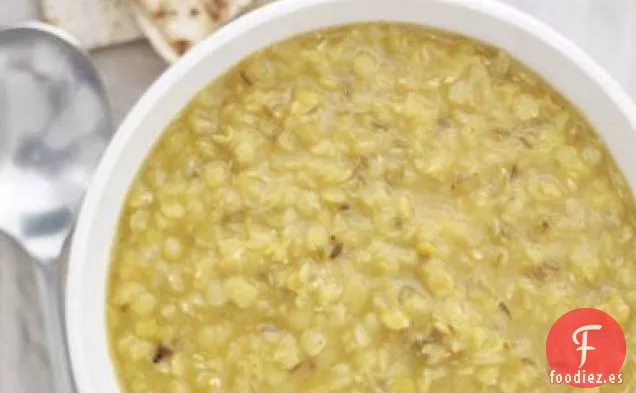 Sopa de lentejas rojas picantes con chapatis de queso