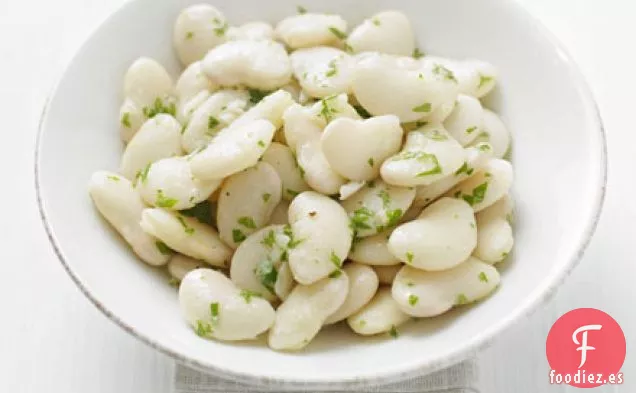 Ensalada de frijoles de mantequilla caliente con limón