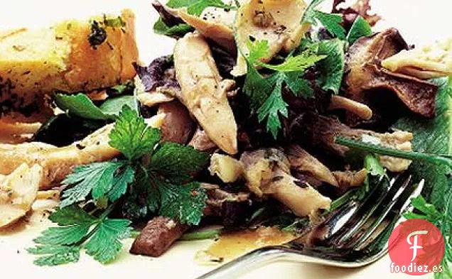 Ensalada de pollo caliente con champiñones de ajo