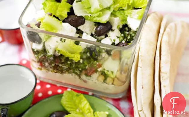 Bol de picnic con hummus, tabulé y queso feta en capas