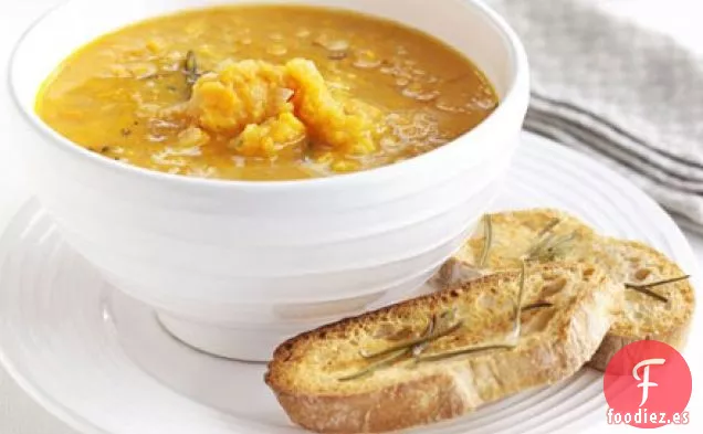 Sopa de boniato y romero con tostadas de ajo