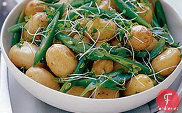 Patatas nuevas con frijoles y berros