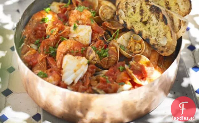 Guiso de pescado mediterráneo con tostadas de ajo