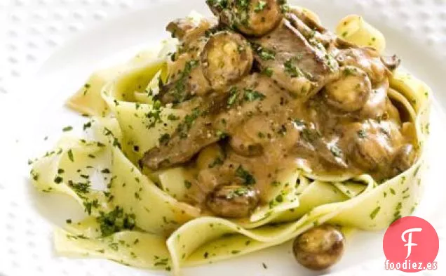 Stroganoff de ternera con pasta herbosa