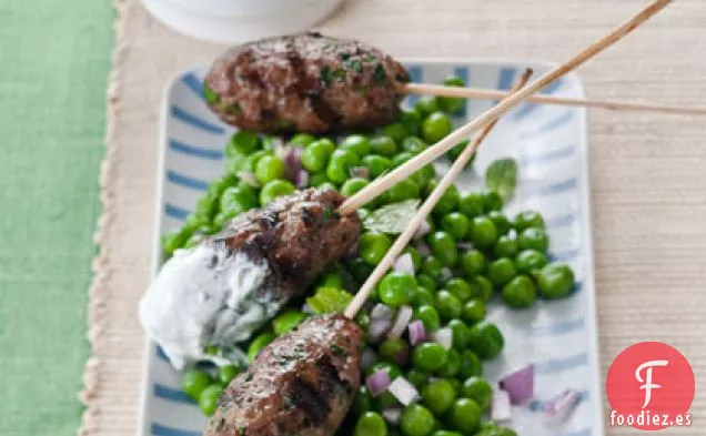 Brochetas de Bisonte a la Parrilla sobre Guisantes Acuñados