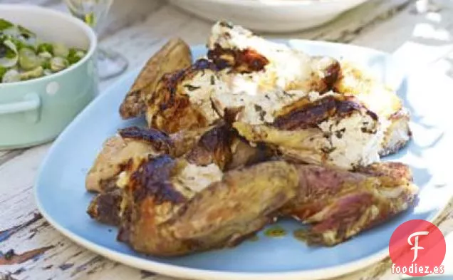 Pollo con patatas fritas con queso suave y albahaca