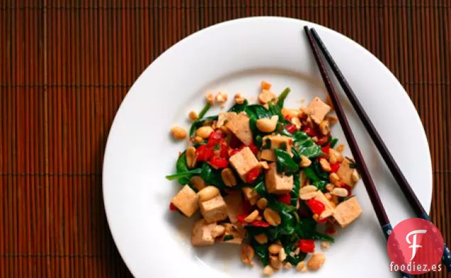 Tofu Tailandés Picante Con Pimientos Rojos Y Cacahuetes