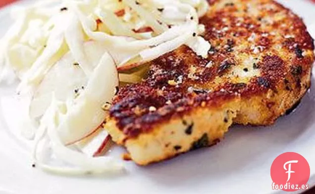 Cerdo crujiente de salvia y parmesano con ensalada de col de manzana roja