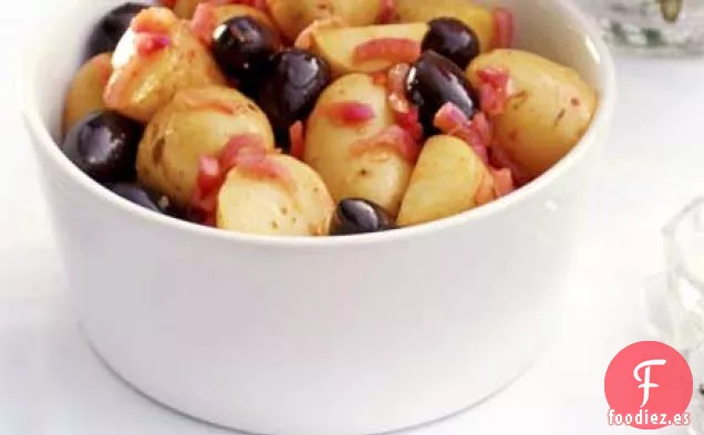Ensalada de patata, cebolla roja y aceitunas