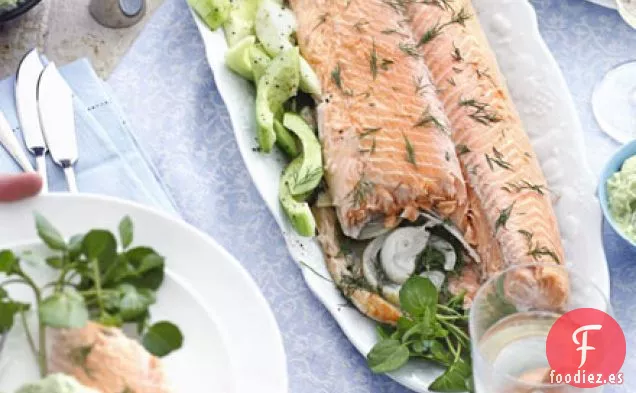 Salmón escalfado con mayonesa de eneldo y aguacate