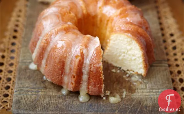 Pastel de crema agria con glaseado de mantequilla