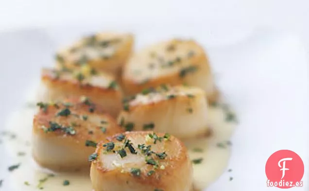 Vieiras de Mar con Gremolata de Cilantro y Lima de Jengibre Beurre Blanc