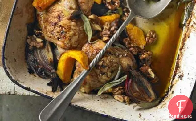 Pollo al horno en una sartén con calabaza, salvia y nueces