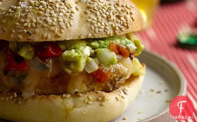 Hamburguesas de Pollo Con Guacamole, Queso Cheddar y Tomates Carbonizados