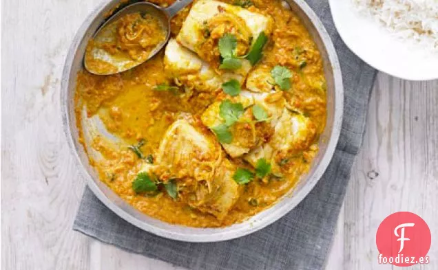 Pescado frito y curry de tomate