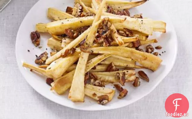 Chirivías glaseadas de arce pegajosas con nueces