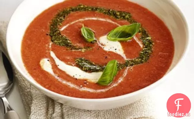 Sopa de tomate con pesto