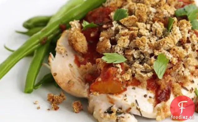 Pollo crujiente con tomate y migas