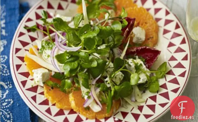 Ensalada de hojas de invierno, queso feta y clementina