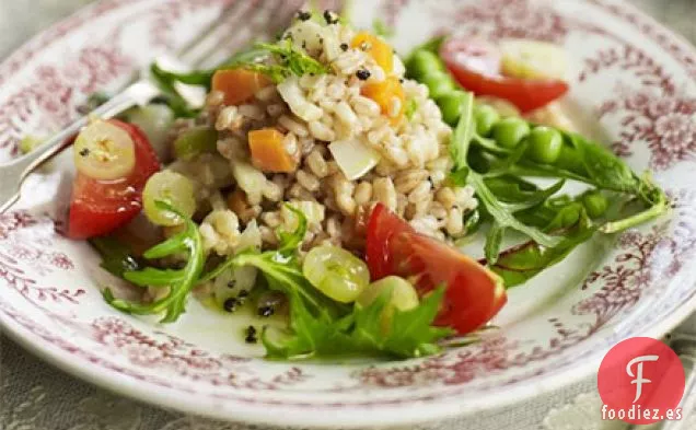 Ensalada de espelta perlada con guisantes y grosellas espinosas