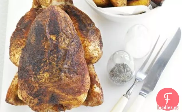 Pollo asado a la barbacoa y papas fritas gruesas