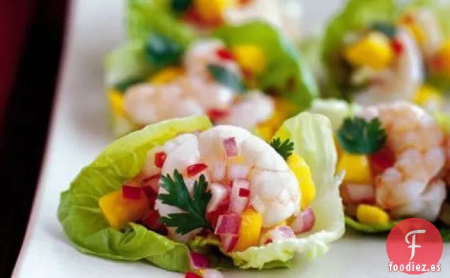 Tazas de piedras preciosas con salsa de gambas y mango