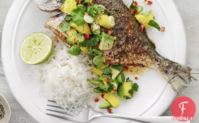 Pescado con salsa de chile, mango y lima