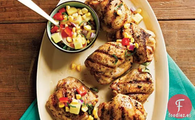 Muslos de Pollo a la Parrilla con Piña, Maíz y Condimento de Pimiento Morrón