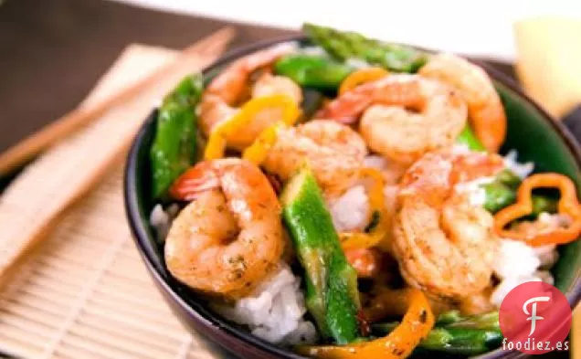 Salteado De Camarones Con Chile Y Espárragos