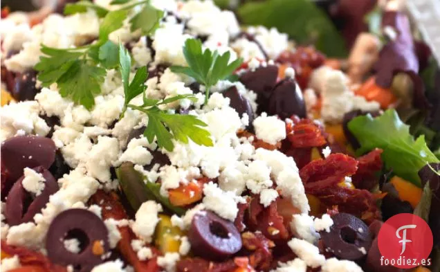 Ensalada Griega Con Tomates Secos, Queso Feta Y Aceitunas