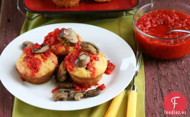 Muffins De Maíz Con Calabacín Y Queso Con Champiñones Y Salsa De Pimiento Rojo