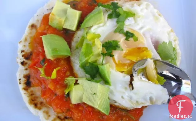 Arepa con Huevo Frito, Hogao y Aguacate (Arepa con Huevo, Aguacate y Salsa Criolla)