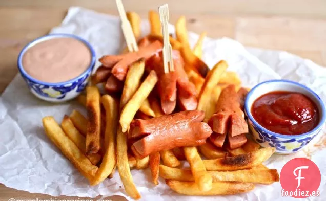 Salchipapas (Patatas Fritas y Perritos Calientes)