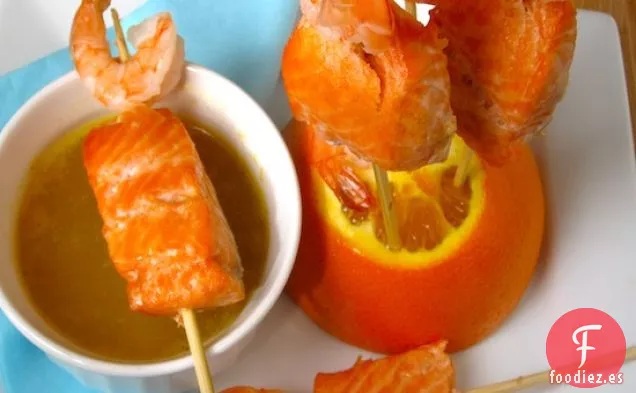 Brochetas de Camarones y Salmón con Salsa de Naranja