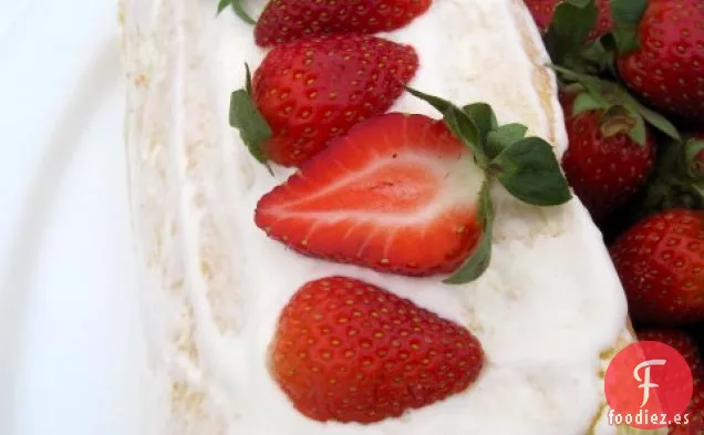 Brazo de Reina (Rollo de Pastel de Fresas y Crema)