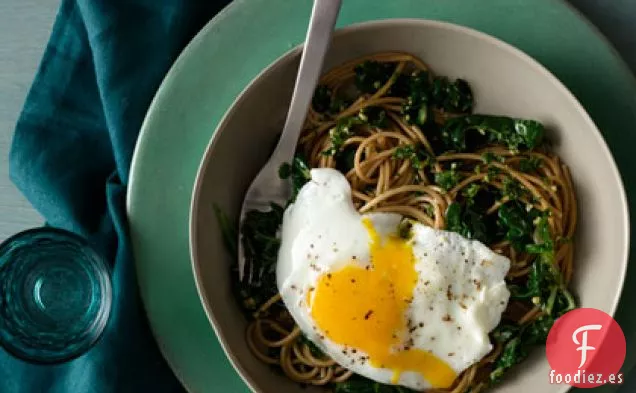 Espaguetis Con Verduras Marchitas y Pesto de Perejil y Nuez