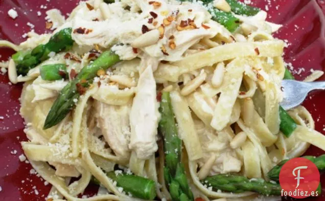 Fettuccine con Pollo y Espárragos