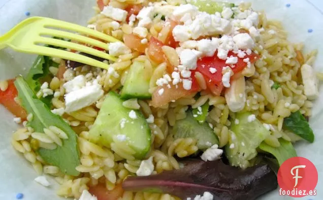 Ensalada Sencilla de Orzo y Queso Feta