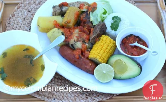 Puchero Santafereño (Guiso Colombiano de Carne de Res, Pollo y Cerdo)