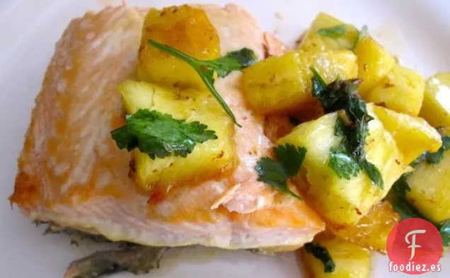 Salmón Asado con Salsa de Piña